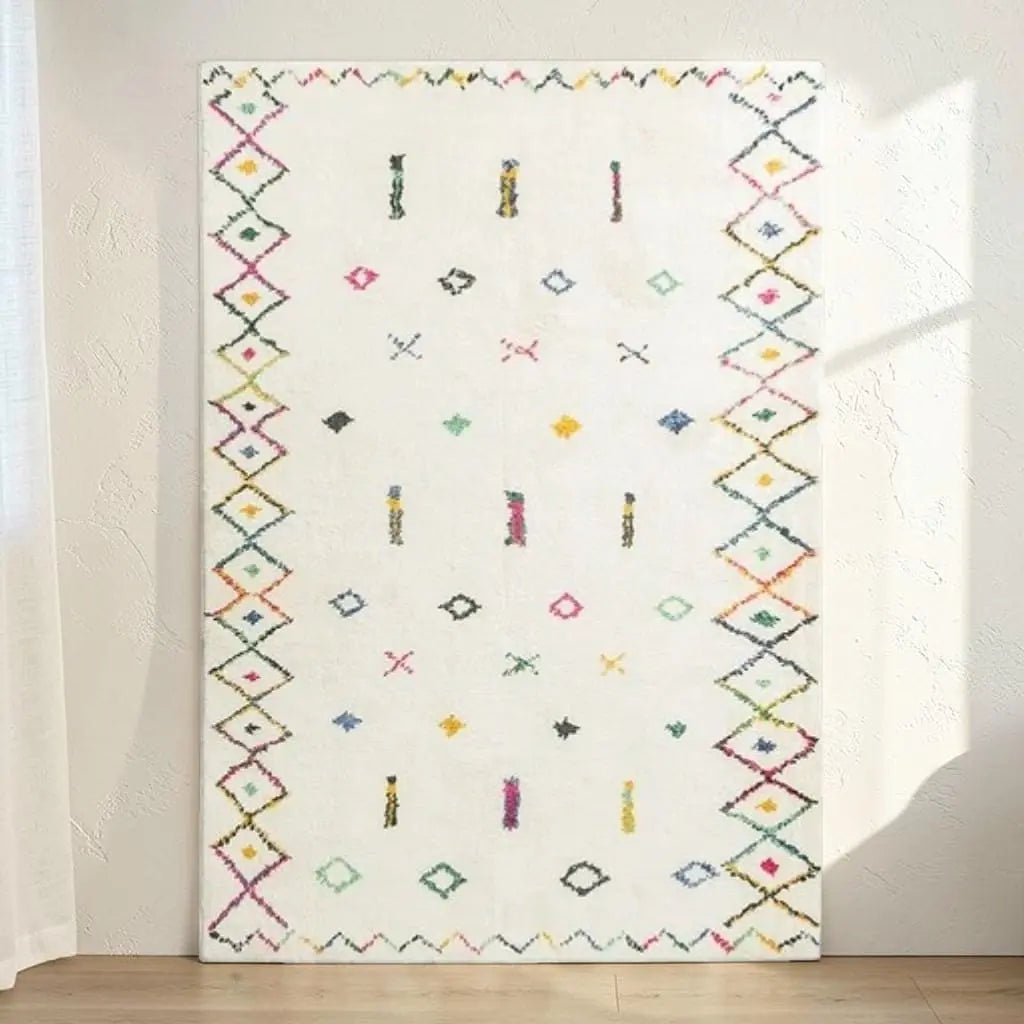 Tapis berbère écru aux motifs colorés présenté contre un mur clair.