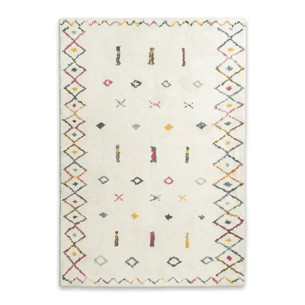 Tapis berbère écru décoré de losanges colorés sur les bordures et de petits symboles dispersés.