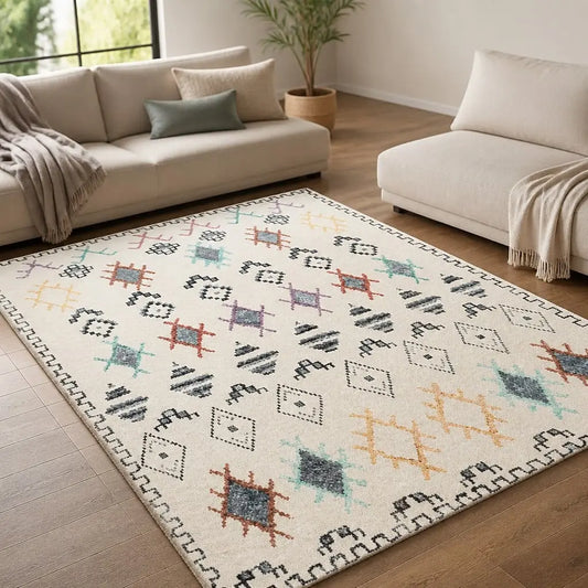 Tapis berbère IZAR écru aux motifs ethniques multicolores dans un salon moderne.