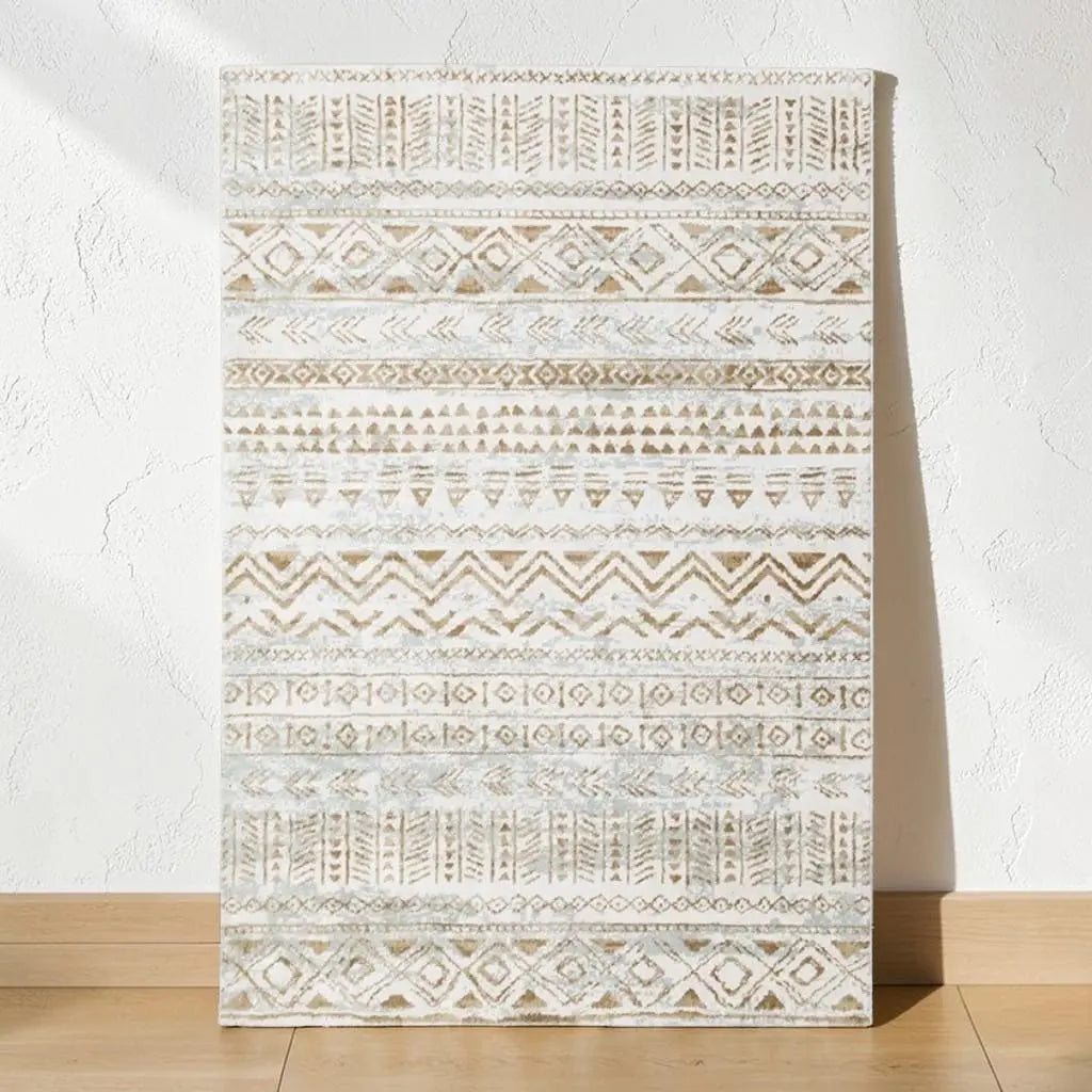 Tapis berbère à motifs géométriques ton sur ton présenté contre un mur clair.