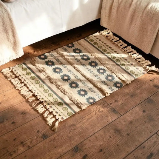 Tapis bohème ORYA placé entre deux fauteuils sur un parquet en bois.