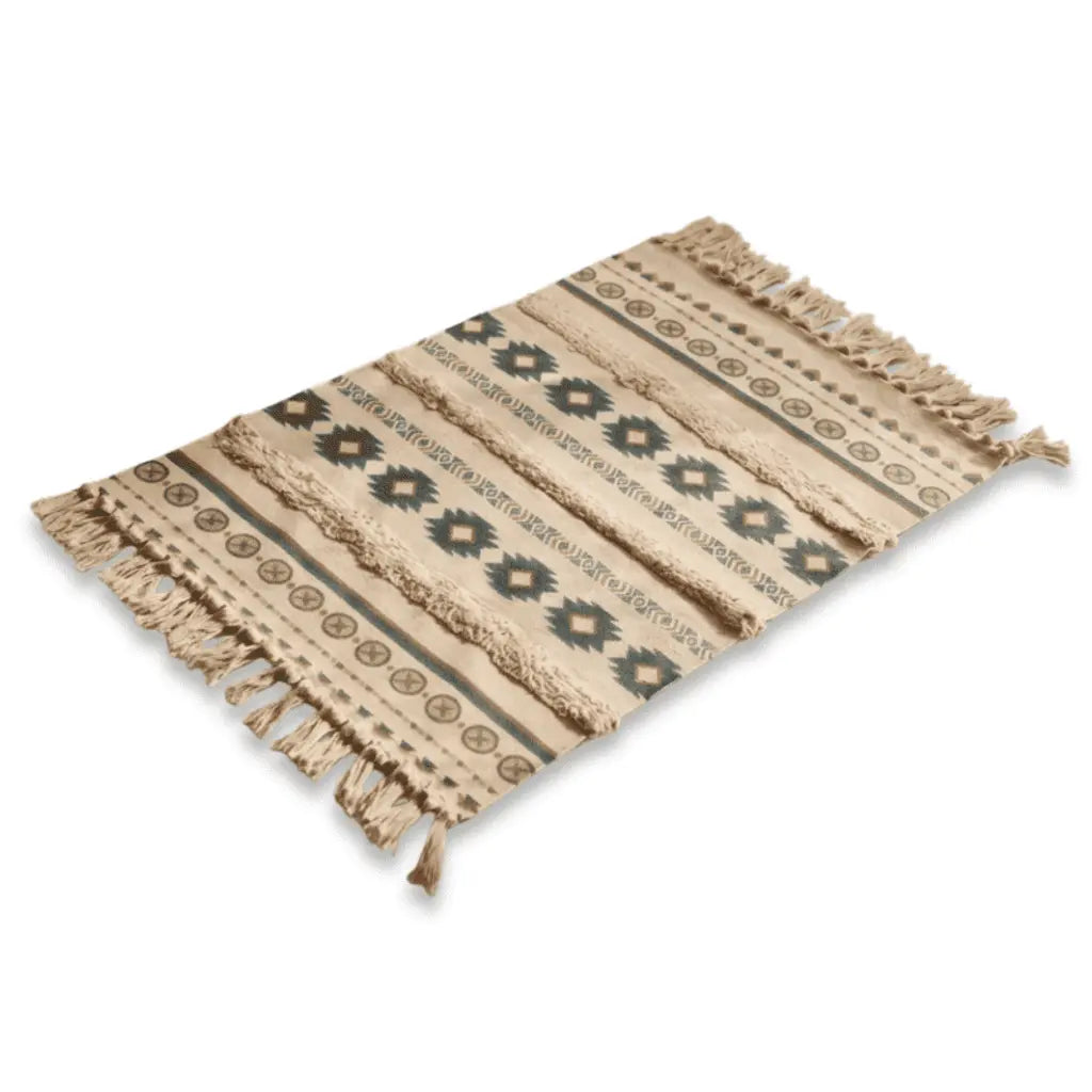 Tapis bohème beige à motifs ethniques bleus et verts, avec franges.