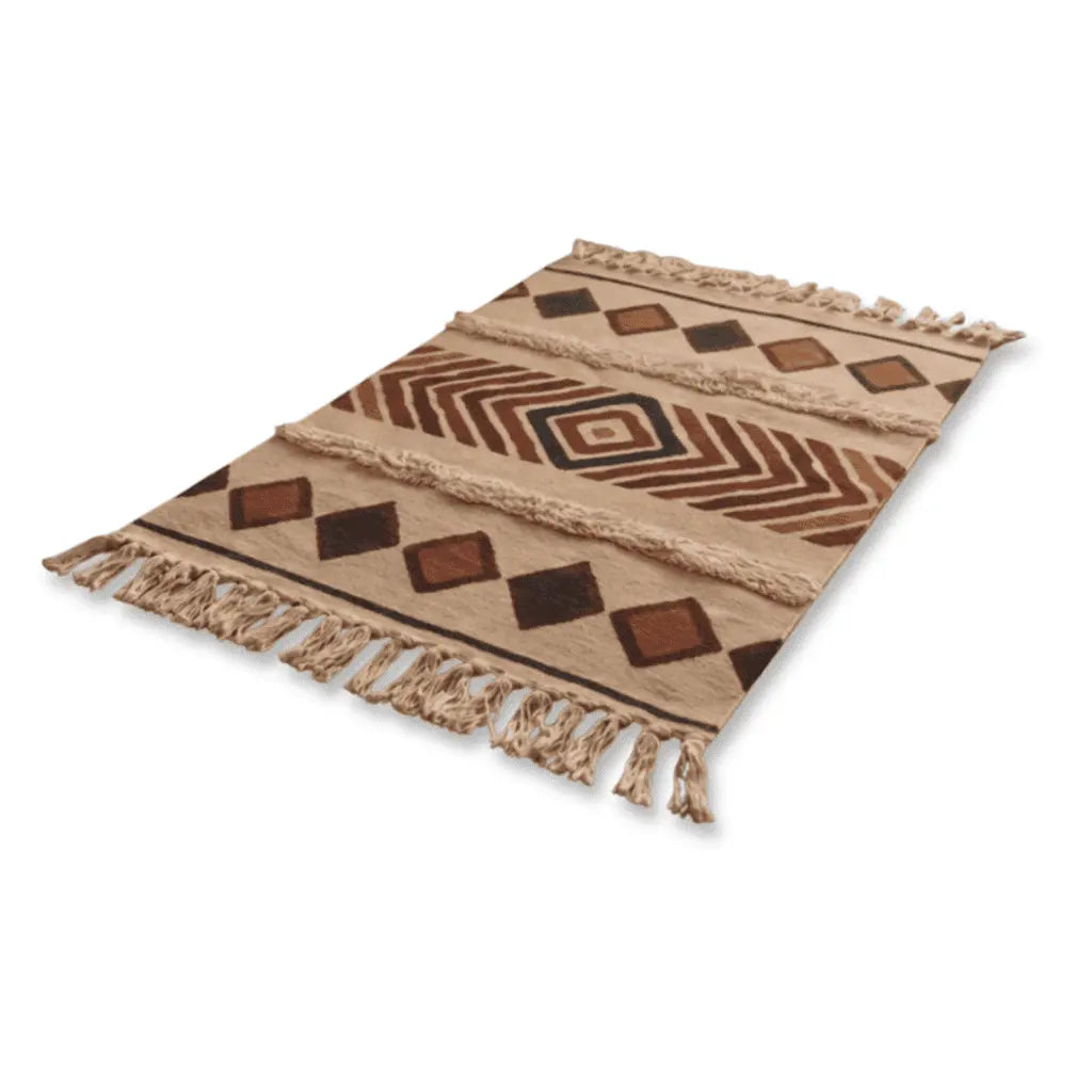 Tapis bohème beige à motifs géométriques marron, terracotta et noirs, avec franges.