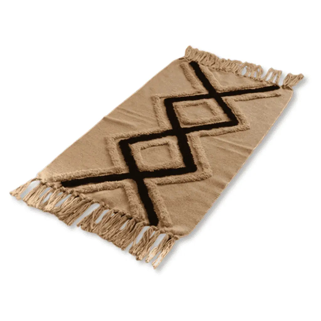 Tapis bohème beige à motif géométrique noir et franges, présenté sur fond blanc.