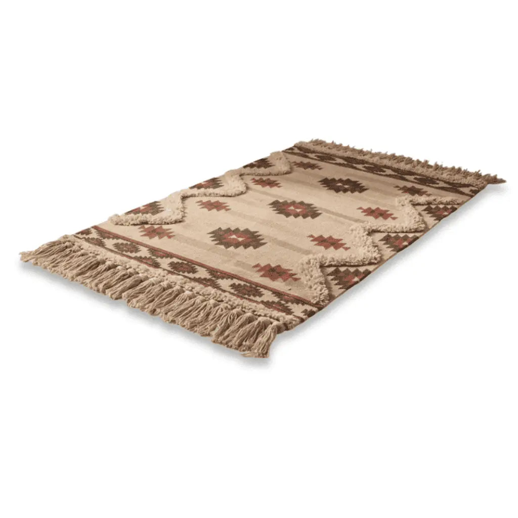 Tapis bohème à franges, présenté sur fond blanc.