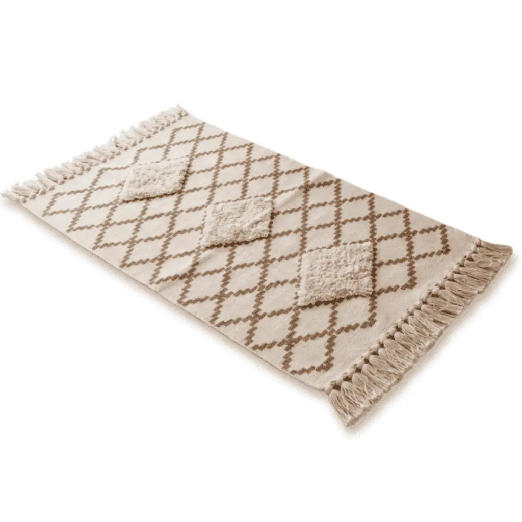 Tapis bohème écru à motifs losanges beiges et franges décoratives.