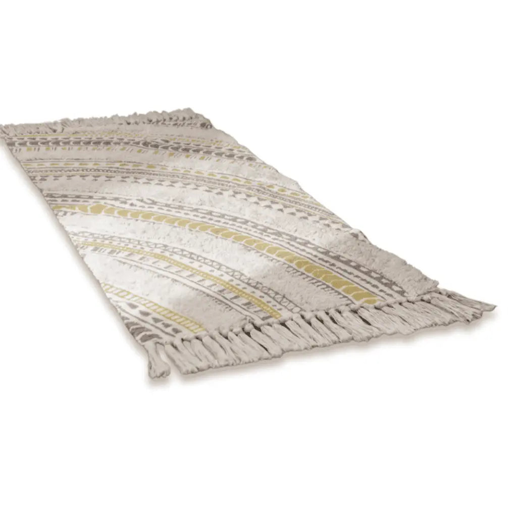 Tapis bohème écru à motifs graphiques beige et jaune sable, avec franges.