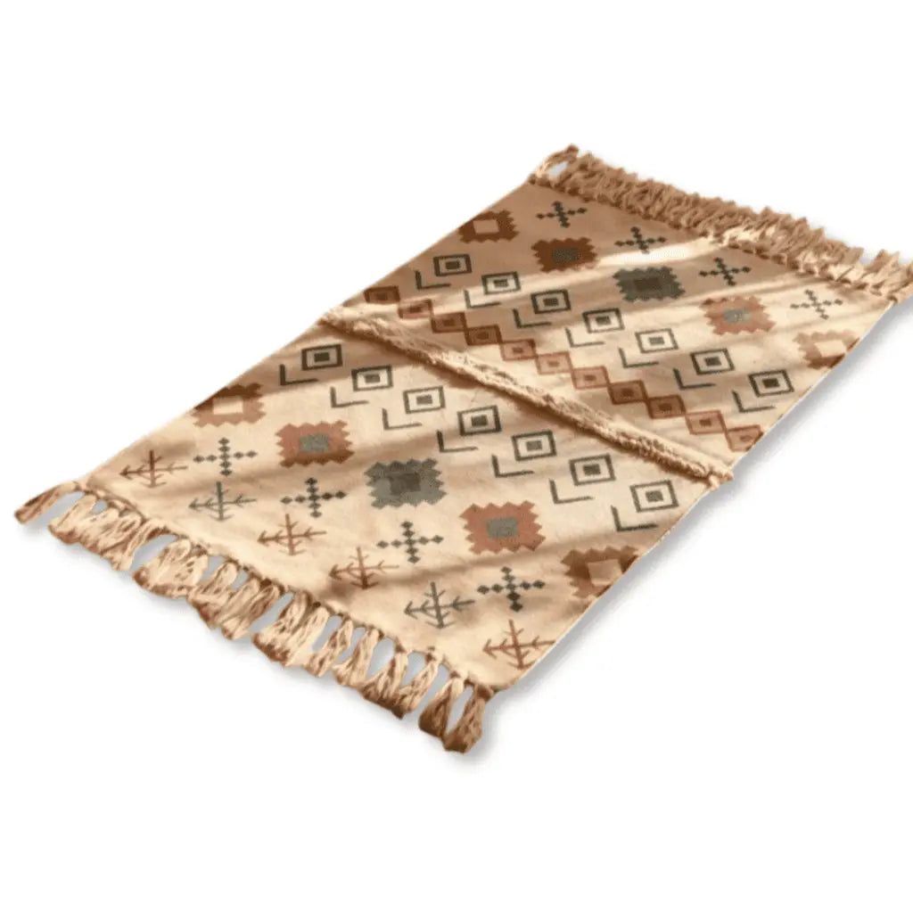 Tapis bohème à franges et motifs berbères, présenté sur fond blanc.