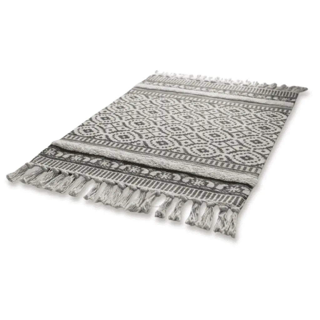 Tapis bohème à franges, présenté sur fond blanc.