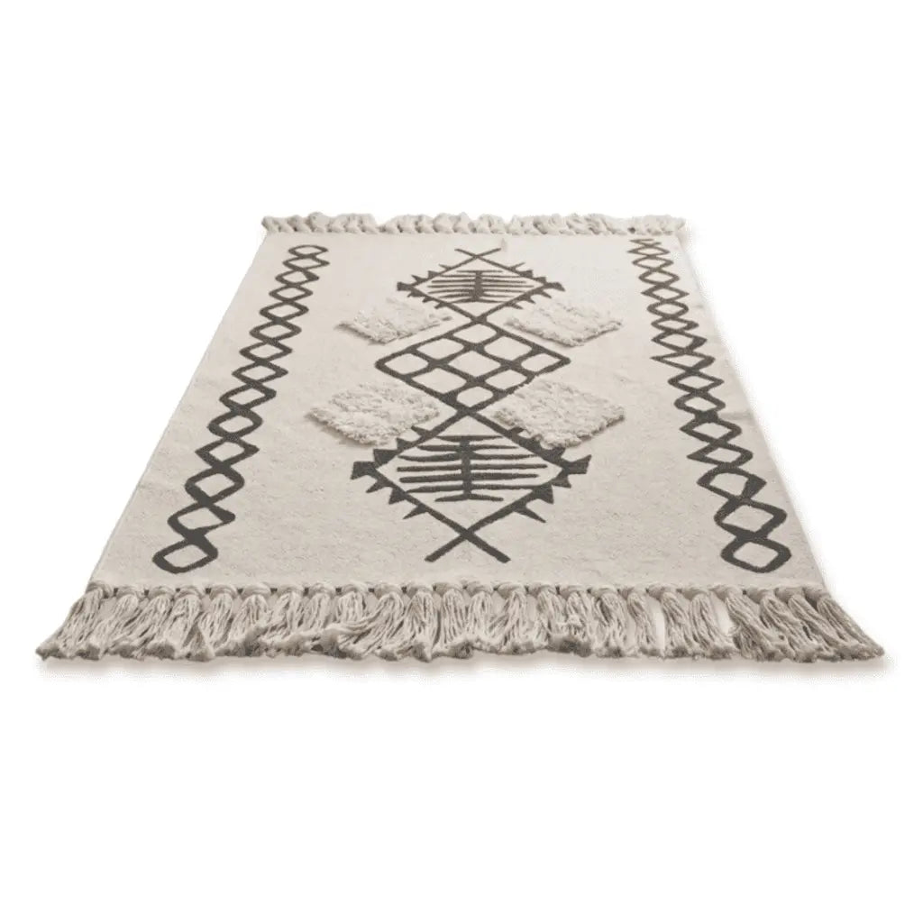Tapis bohème à franges, présenté sur fond blanc.
