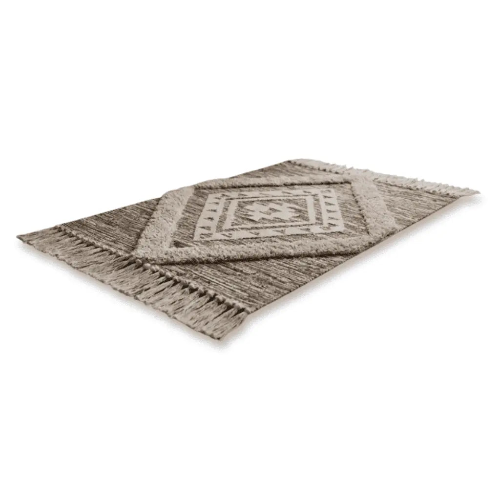 Tapis bohème beige et gris à motif géométrique central et franges.