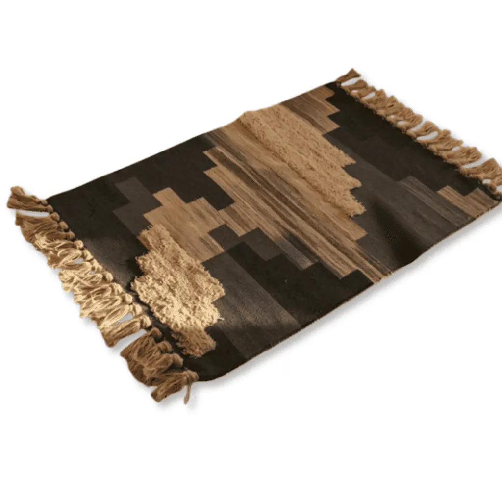 Tapis bohème à franges et détails texturés, présenté sur fond blanc.