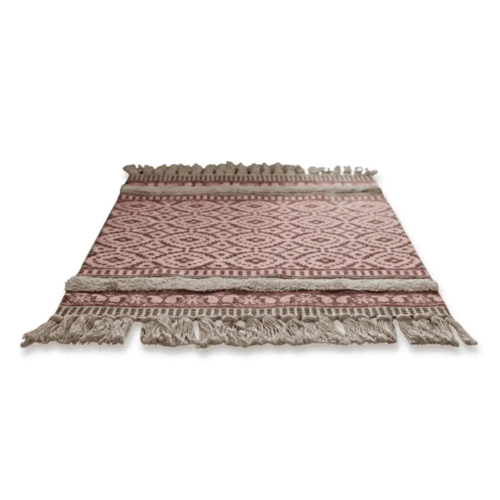 Tapis bohème à franges, présenté sur fond blanc.