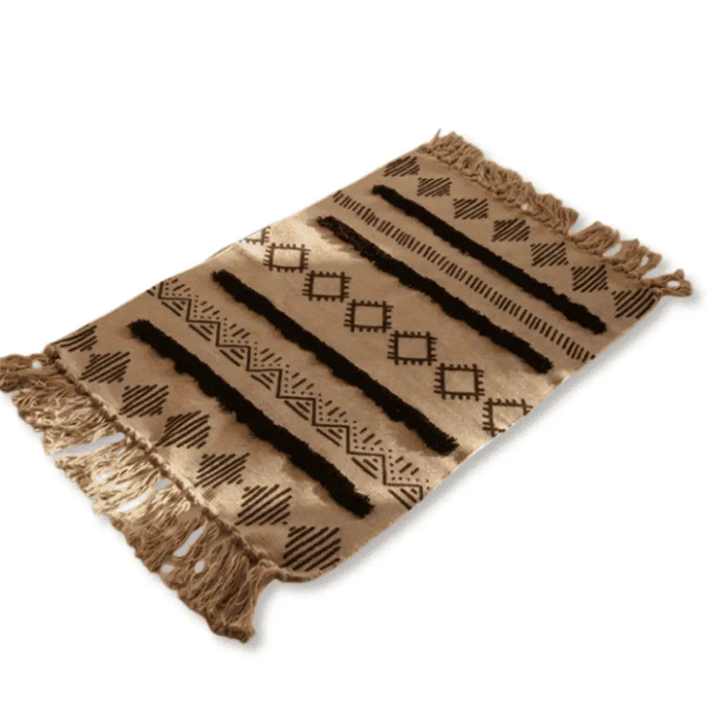 Tapis bohème à franges, présenté sur fond blanc.