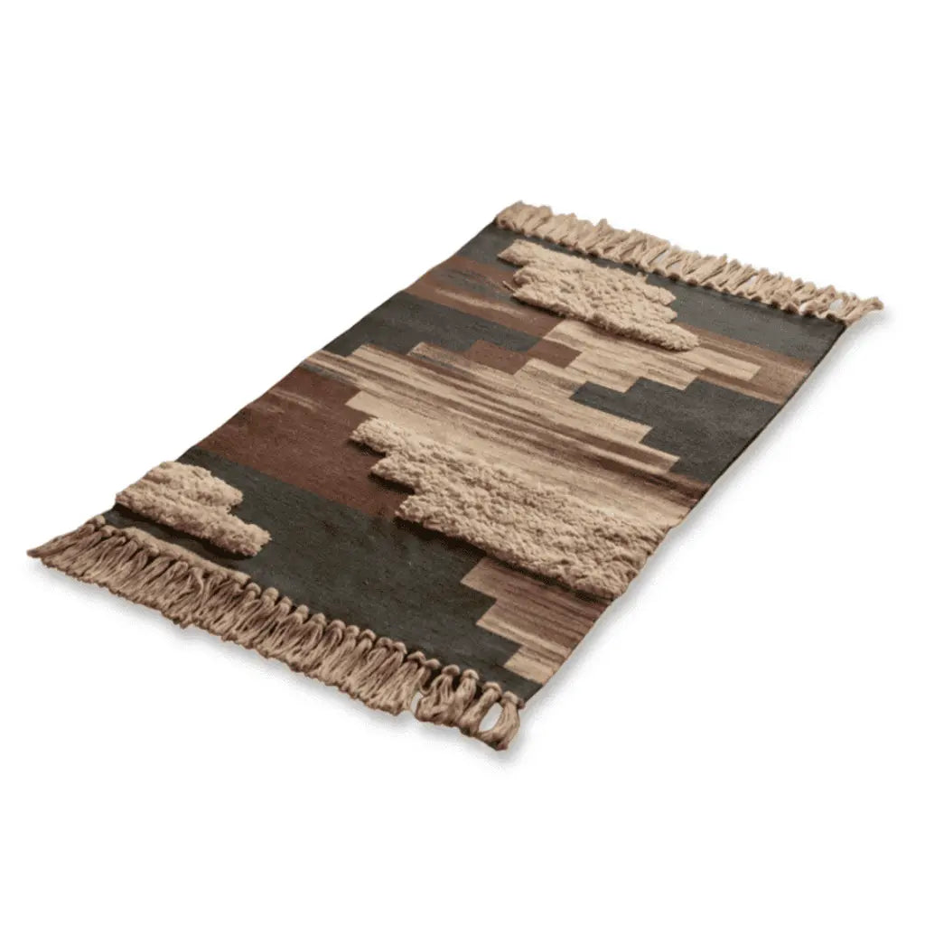 Tapis bohème marron, beige et gris foncé à motifs abstraits en relief et franges.