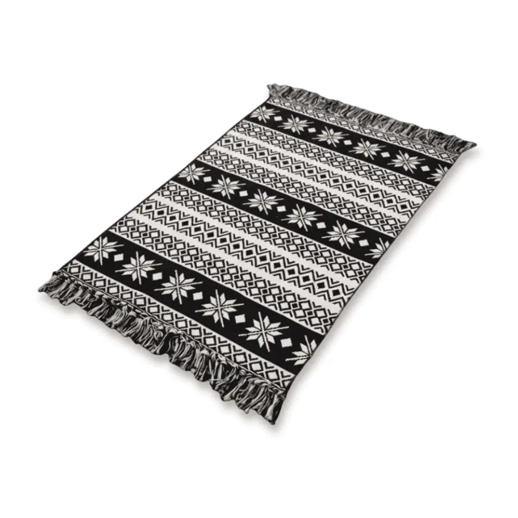 Tapis bohème noir et blanc à motifs berbères géométriques et franges.