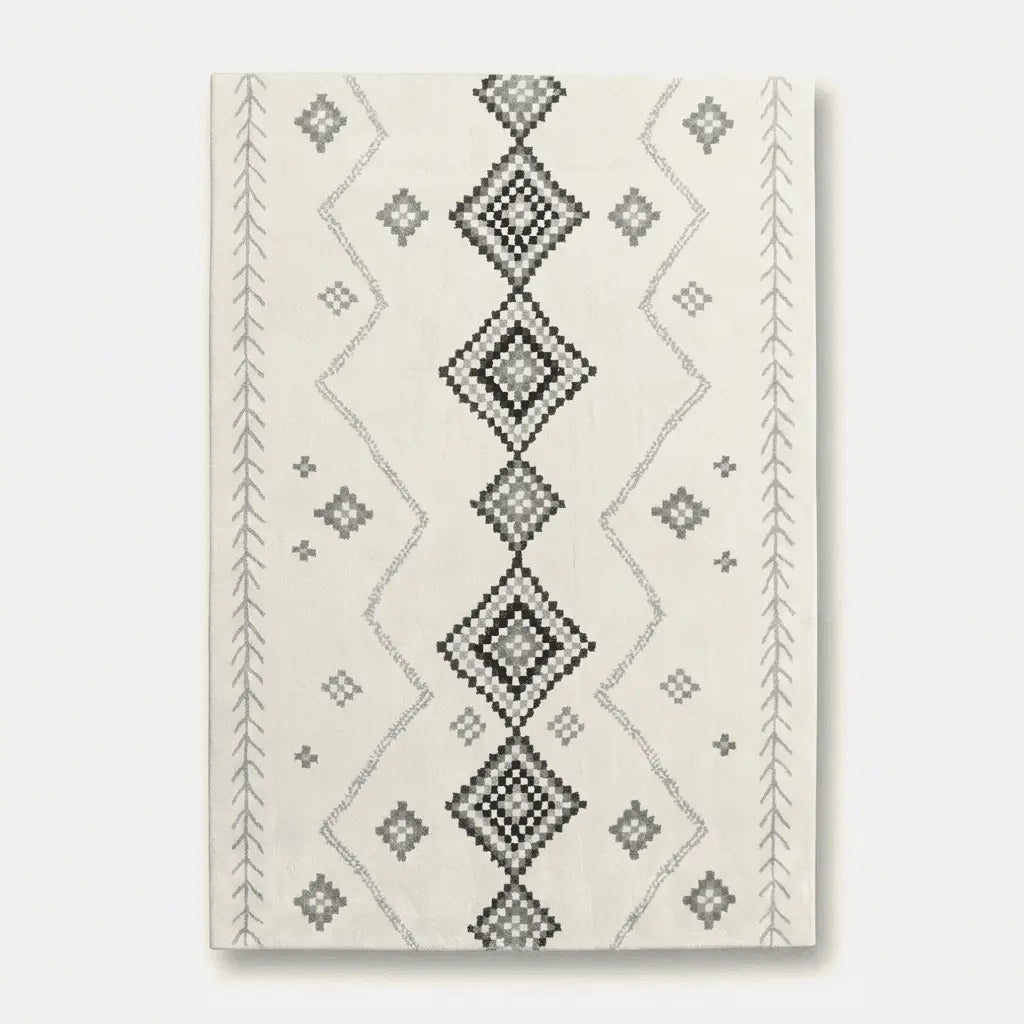 Tapis berbère vu de dessus, avec motifs berbères géométriques gris sur fond écru.