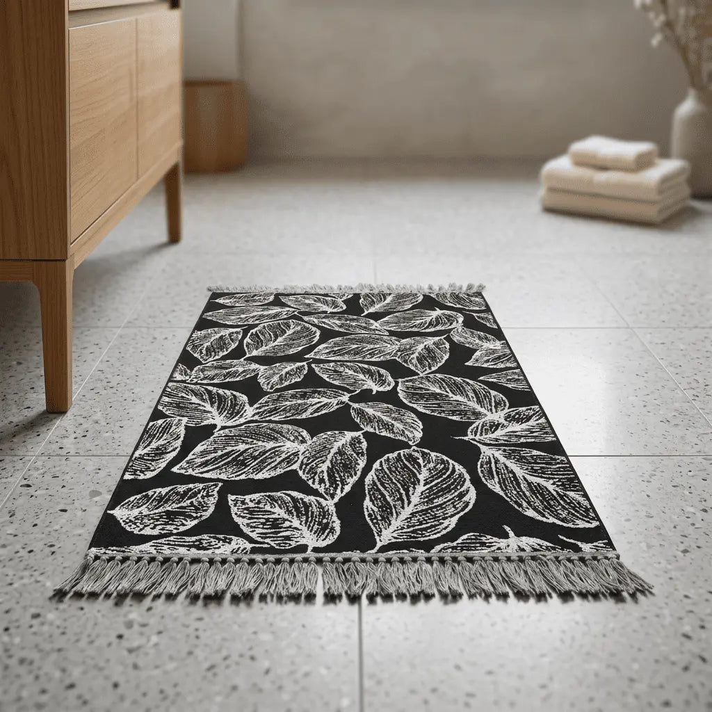 Tapis bohème à motifs végétaux installé sur un sol carrelé clair.