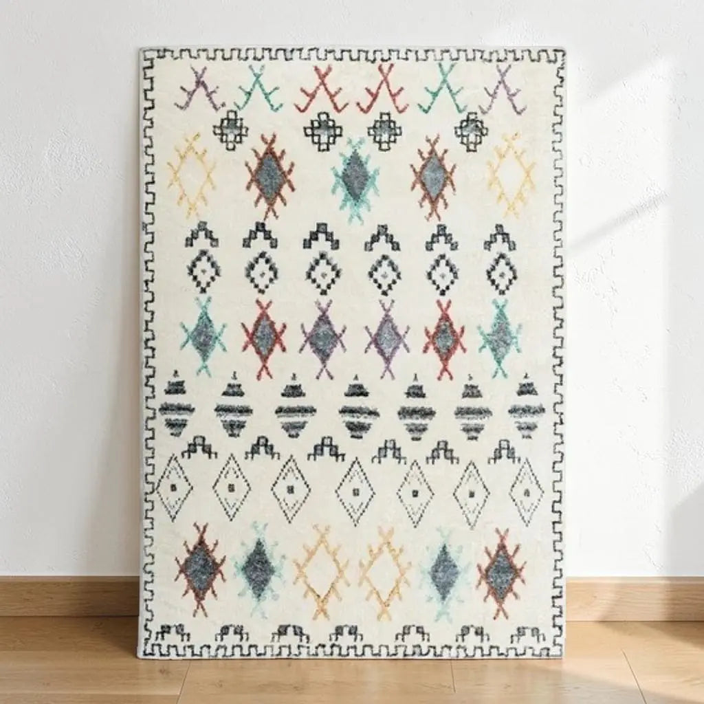 Tapis berbère à motifs traditionnels colorés présenté dans un intérieur lumineux.