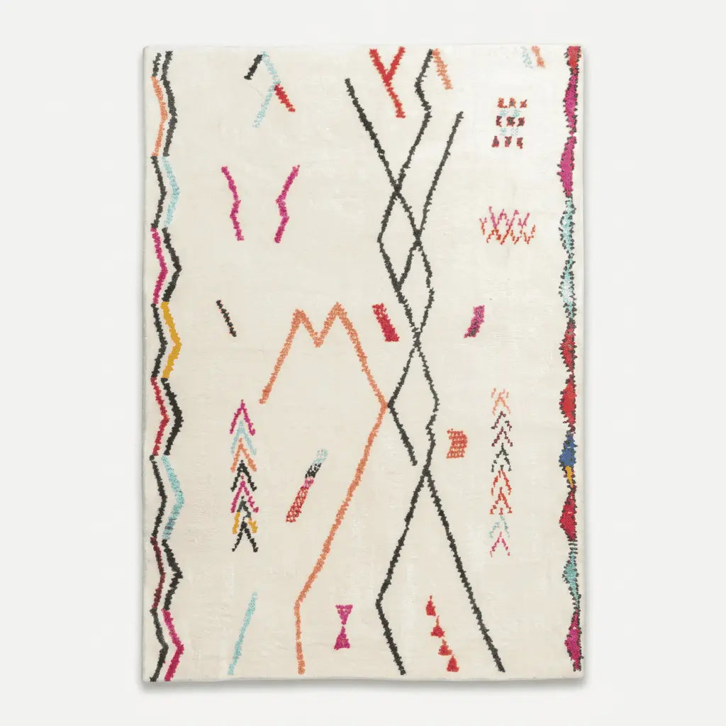 Tapis berbère écru décoré de lignes graphiques et de symboles colorés, vu de dessus.