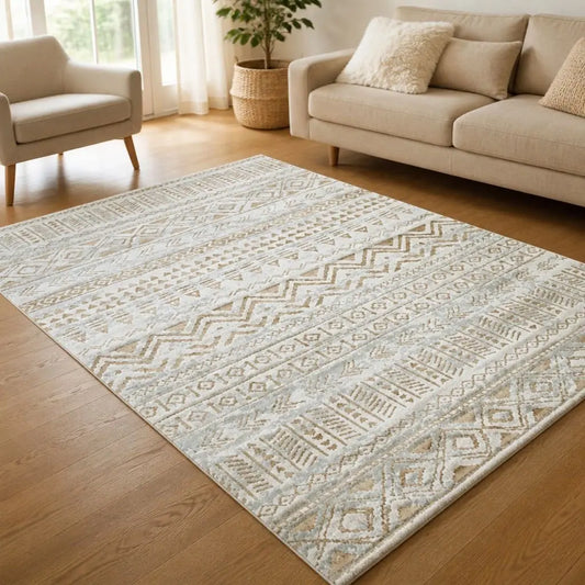 Tapis berbère ASIREM écru aux motifs géométriques beiges dans un salon lumineux.