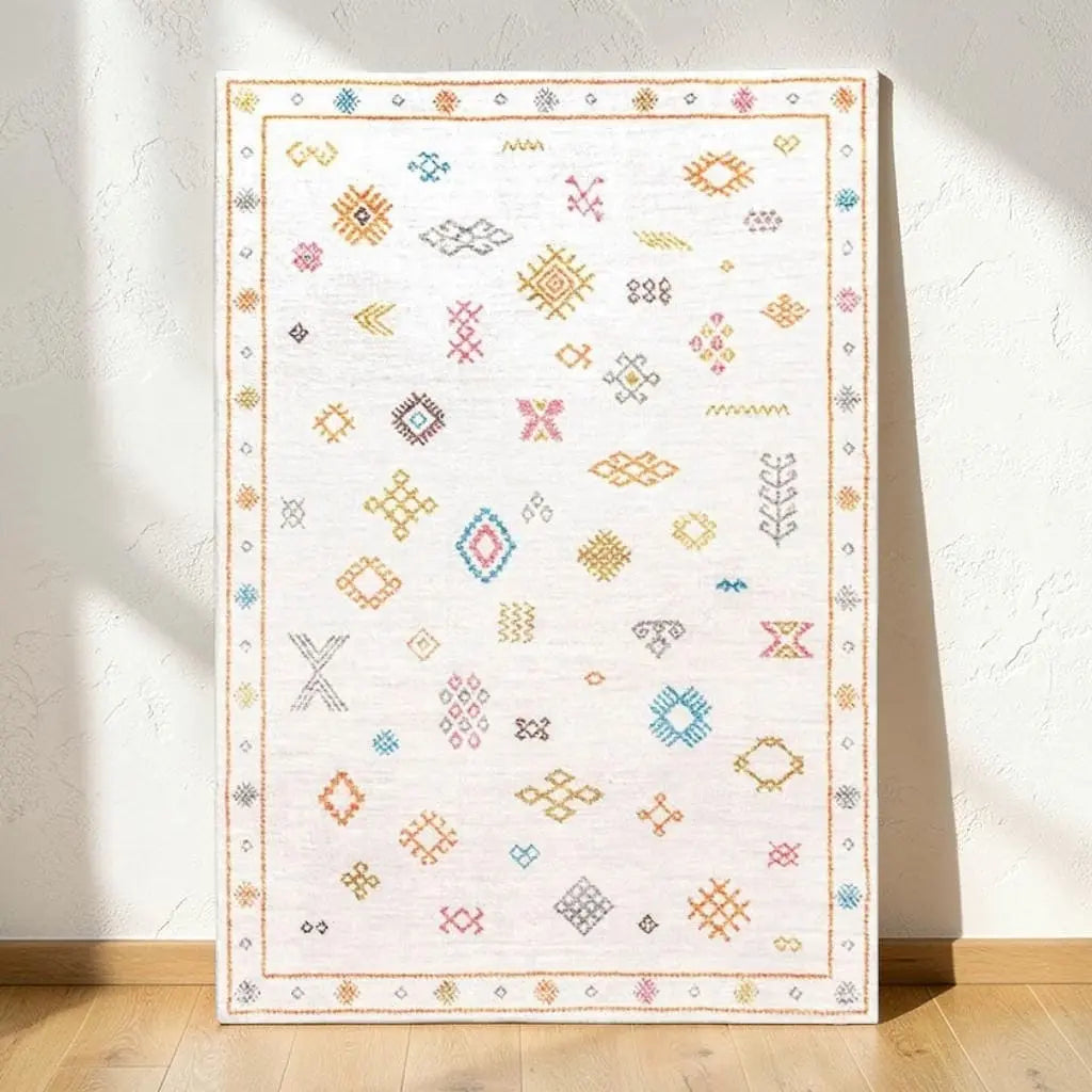 Tapis berbère à motifs traditionnels colorés présenté contre un mur clair.