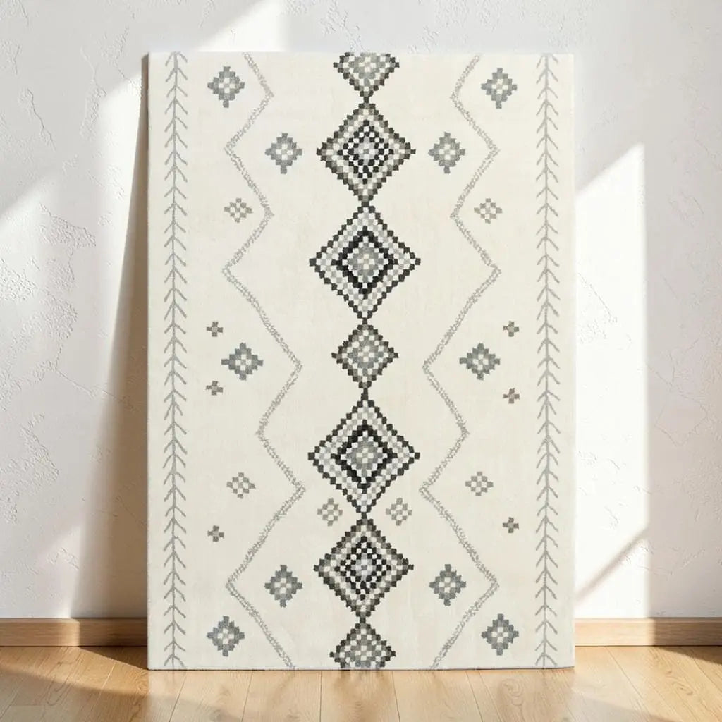Tapis berbère présenté contre un mur blanc dans un intérieur lumineux.