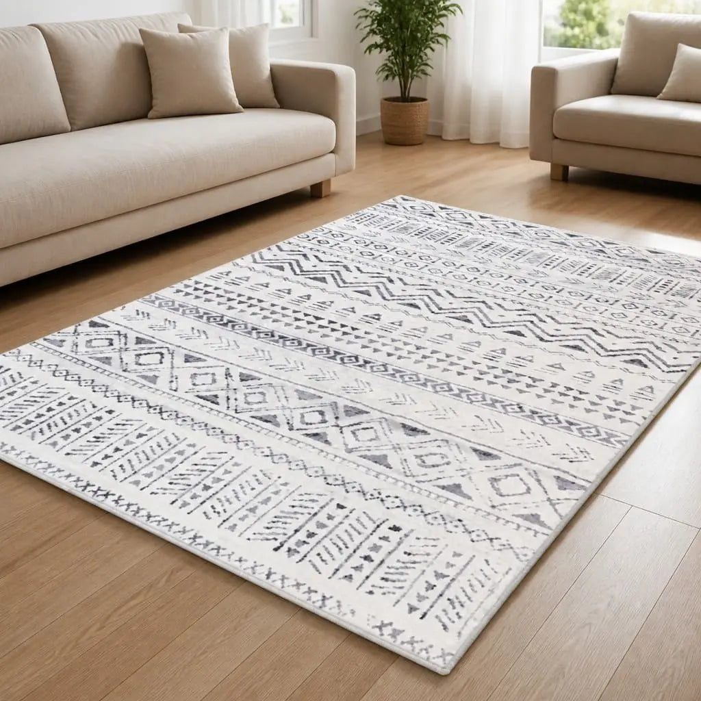 Tapis marocain AZUR écru et bleu aux motifs géométriques berbères dans un salon lumineux.