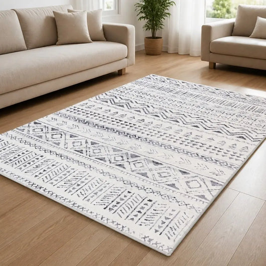 Tapis marocain AZUR écru et bleu aux motifs géométriques berbères dans un salon lumineux.