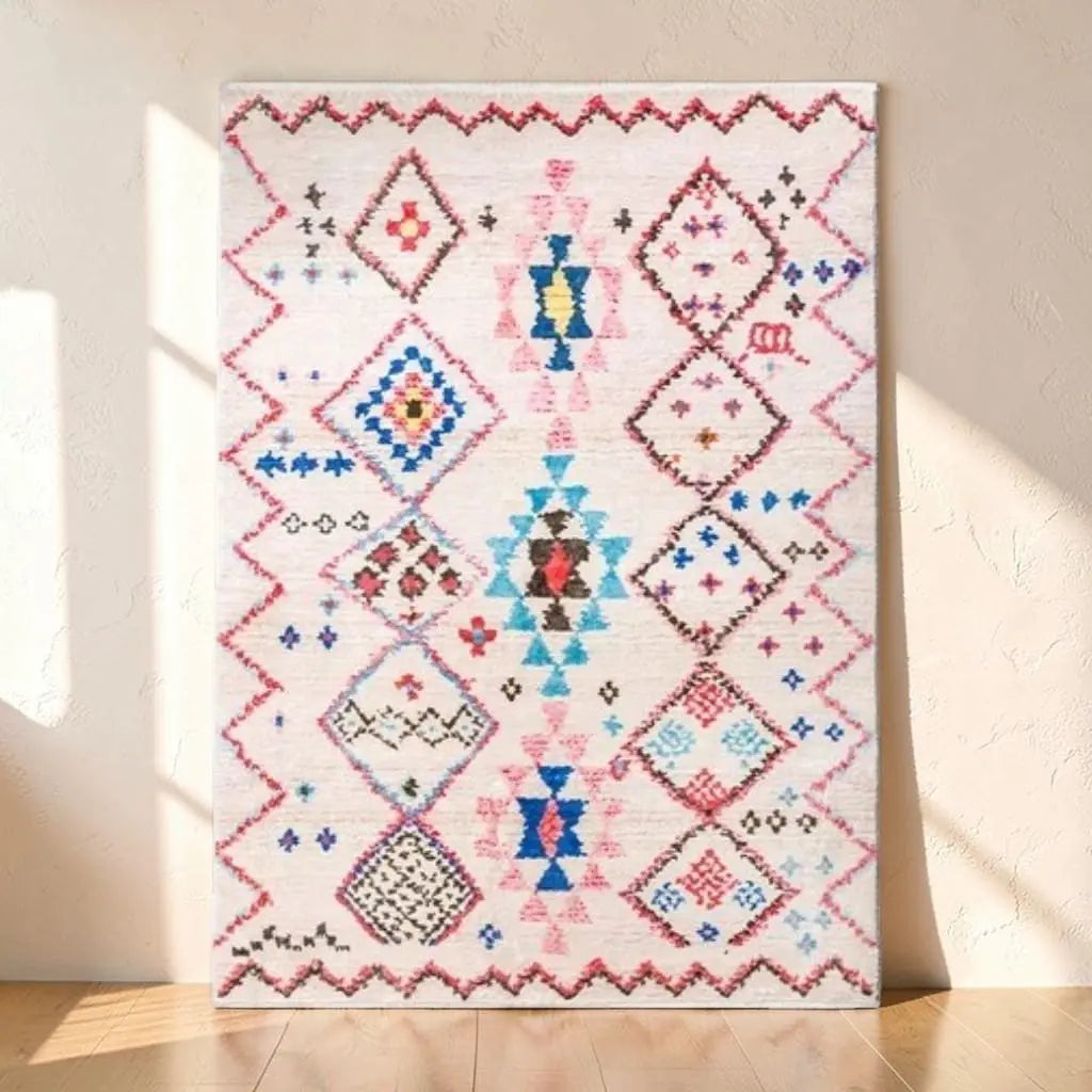 Tapis marocain écru orné de motifs berbères colorés présenté contre un mur clair.