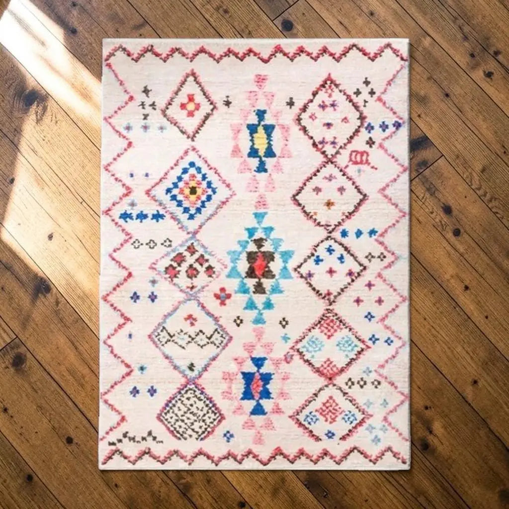 Tapis marocain aux motifs traditionnels multicolores posé sur un parquet en bois.