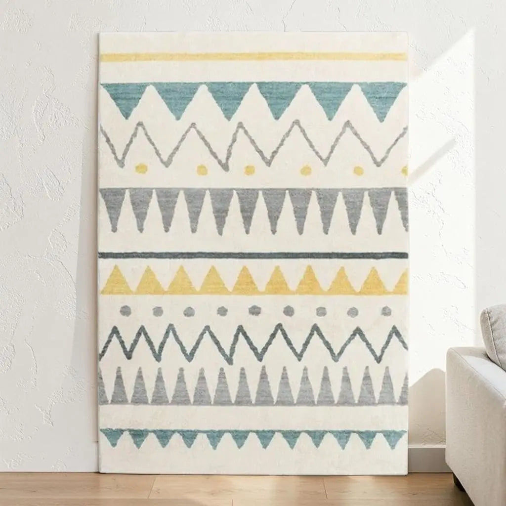 Tapis marocain écru aux motifs géométriques présenté contre un mur clair.