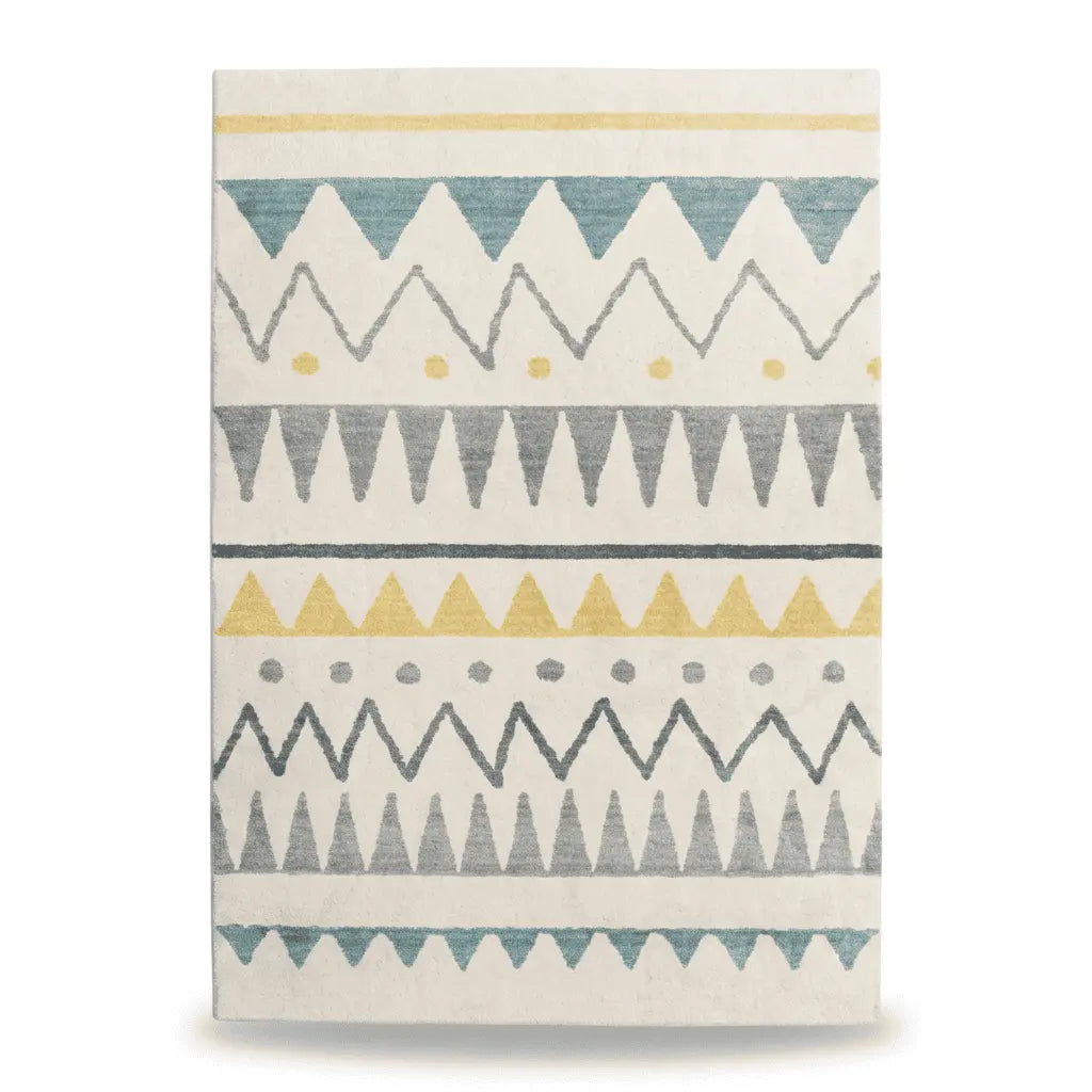 Tapis marocain écru décoré de zigzags, de triangles et de petits points colorés.