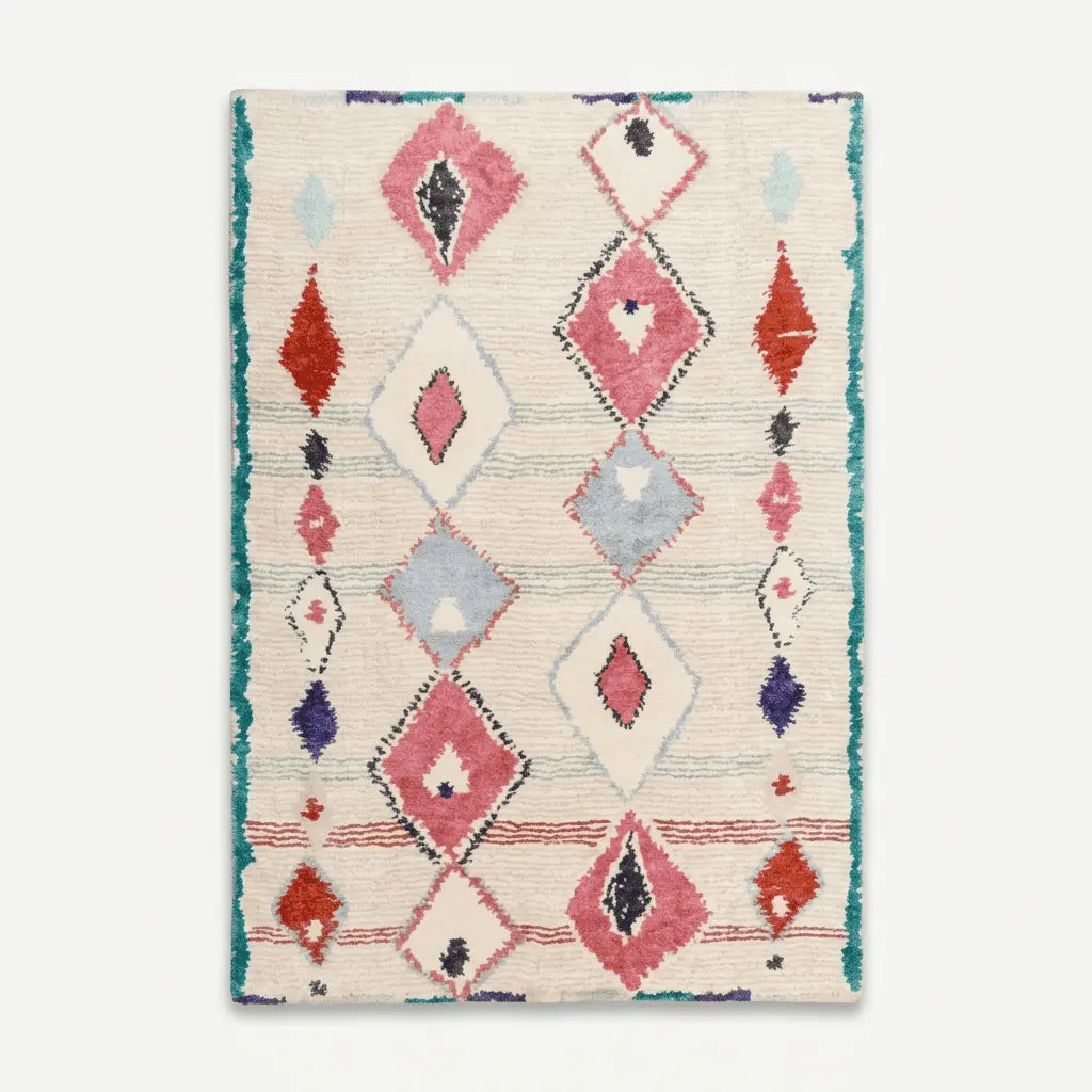 Tapis berbère écru orné de losanges roses, bleus, rouges et violets.