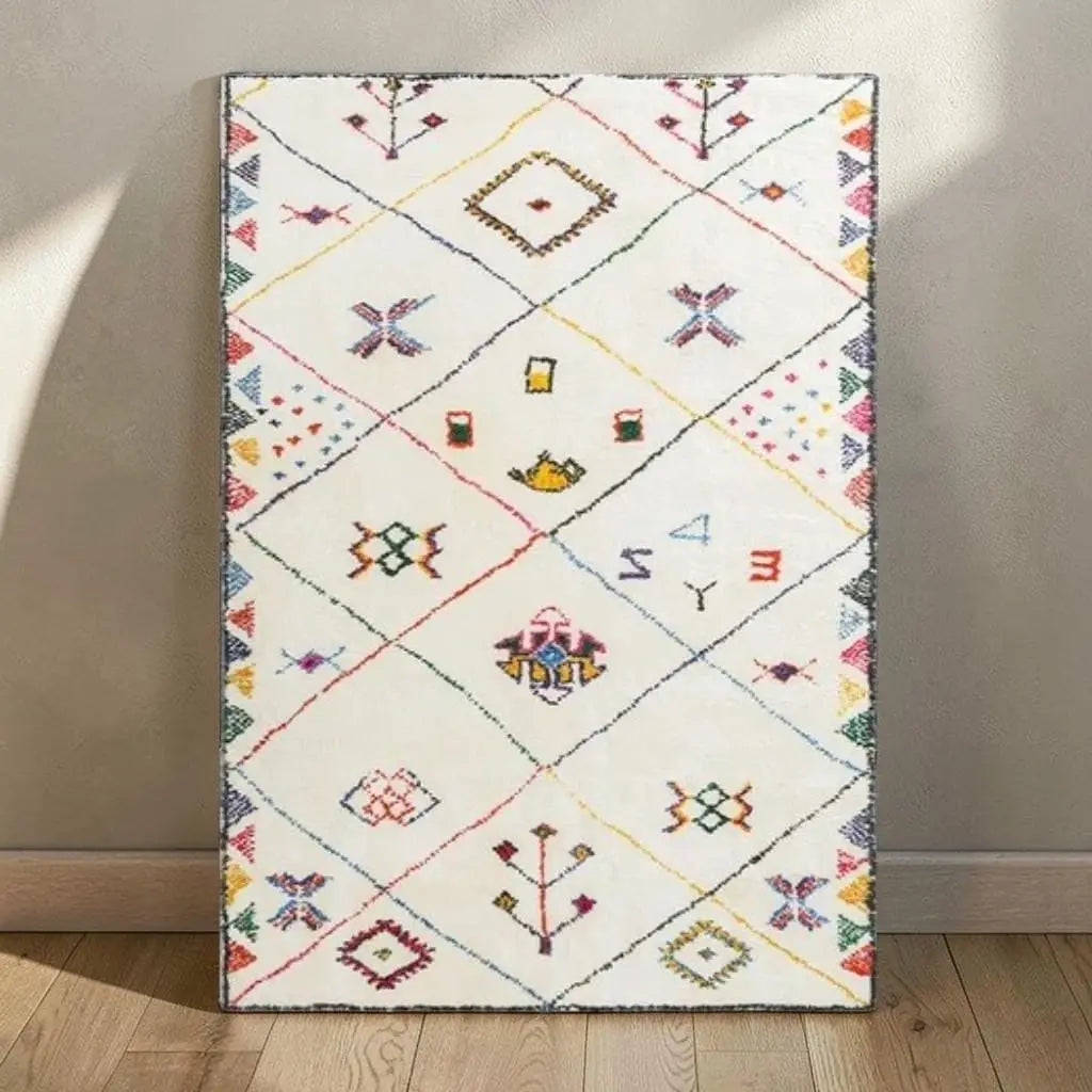 Tapis marocain décoré de motifs géométriques et symboles berbères présenté contre un mur clair.