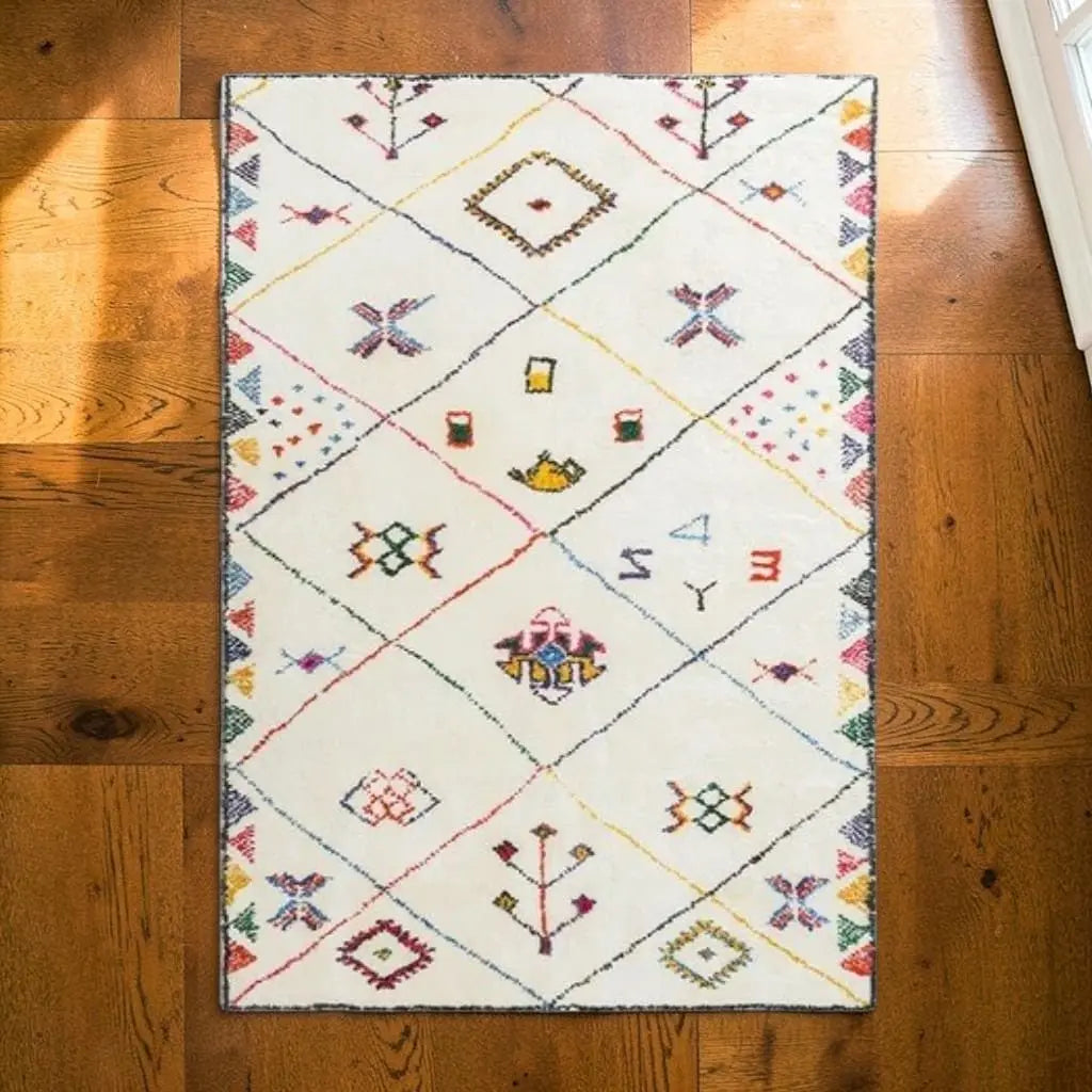 Tapis marocain à motifs berbères colorés posé sur un parquet en bois.