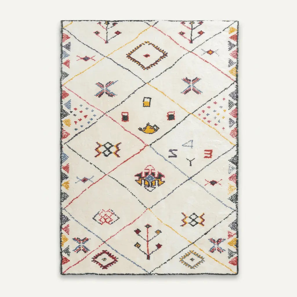 Tapis marocain écru orné de losanges, symboles traditionnels et lignes colorées.