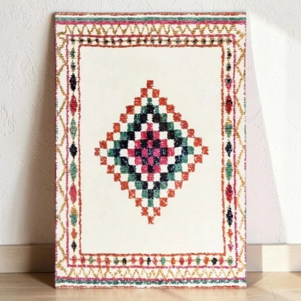 Tapis berbère à motifs berbères colorés présenté verticalement contre un mur clair.