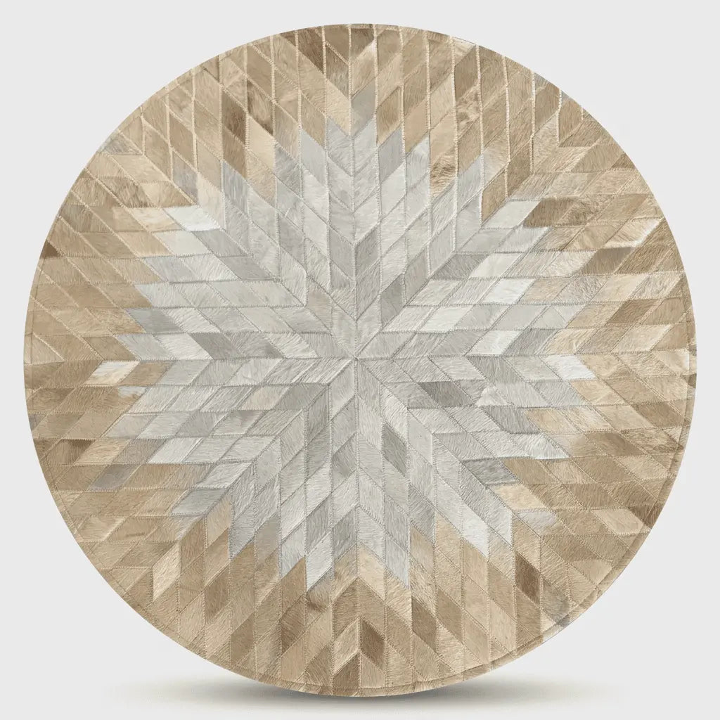 Tapis rond beige et gris présenté vu du dessus sur fond clair.