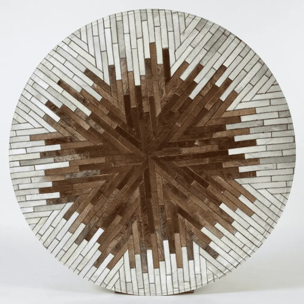 Tapis rond placé dans une chambre contemporaine aux tons neutres.
