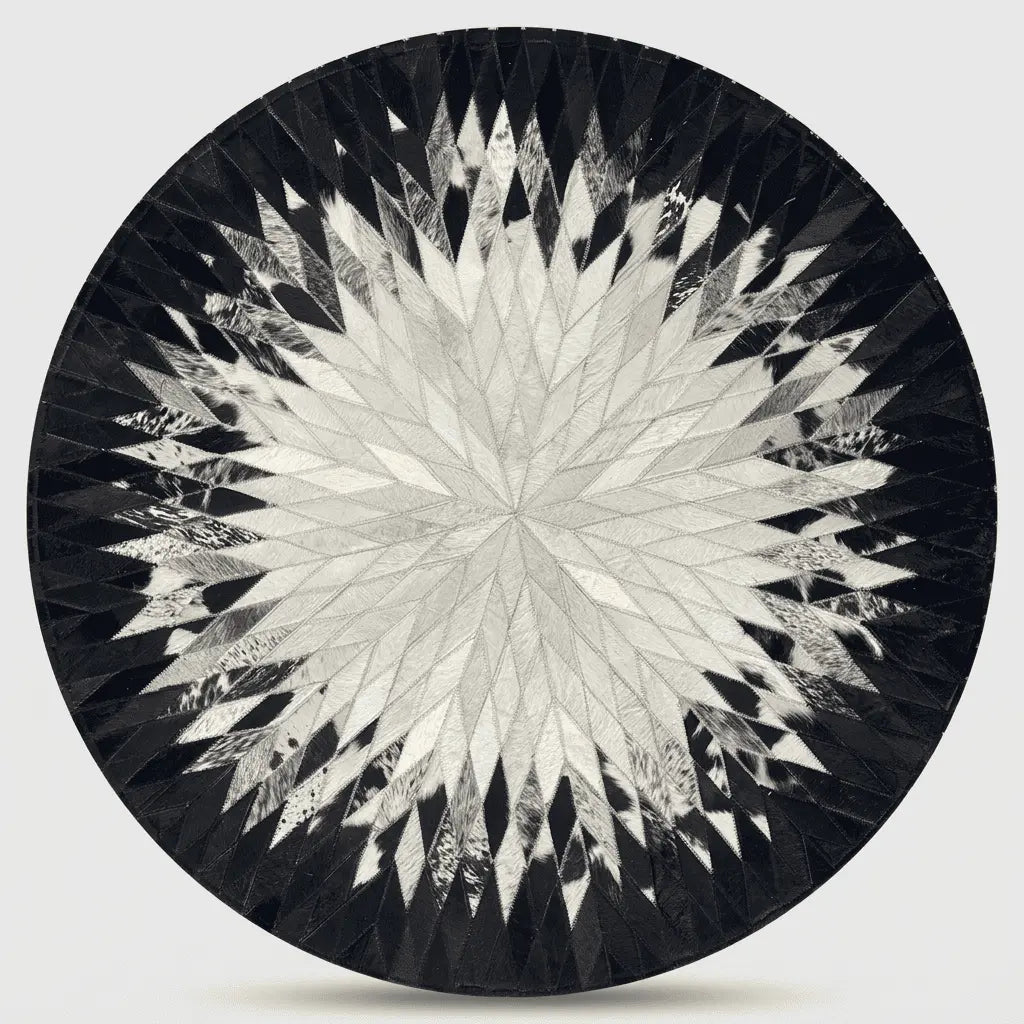Tapis rond noir et blanc présenté sur fond clair.
