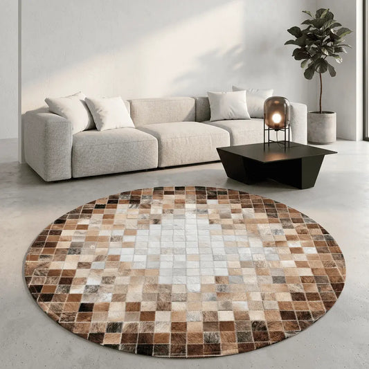 Tapis rond MOSAÏKA disposé dans un salon contemporain devant un canapé beige.